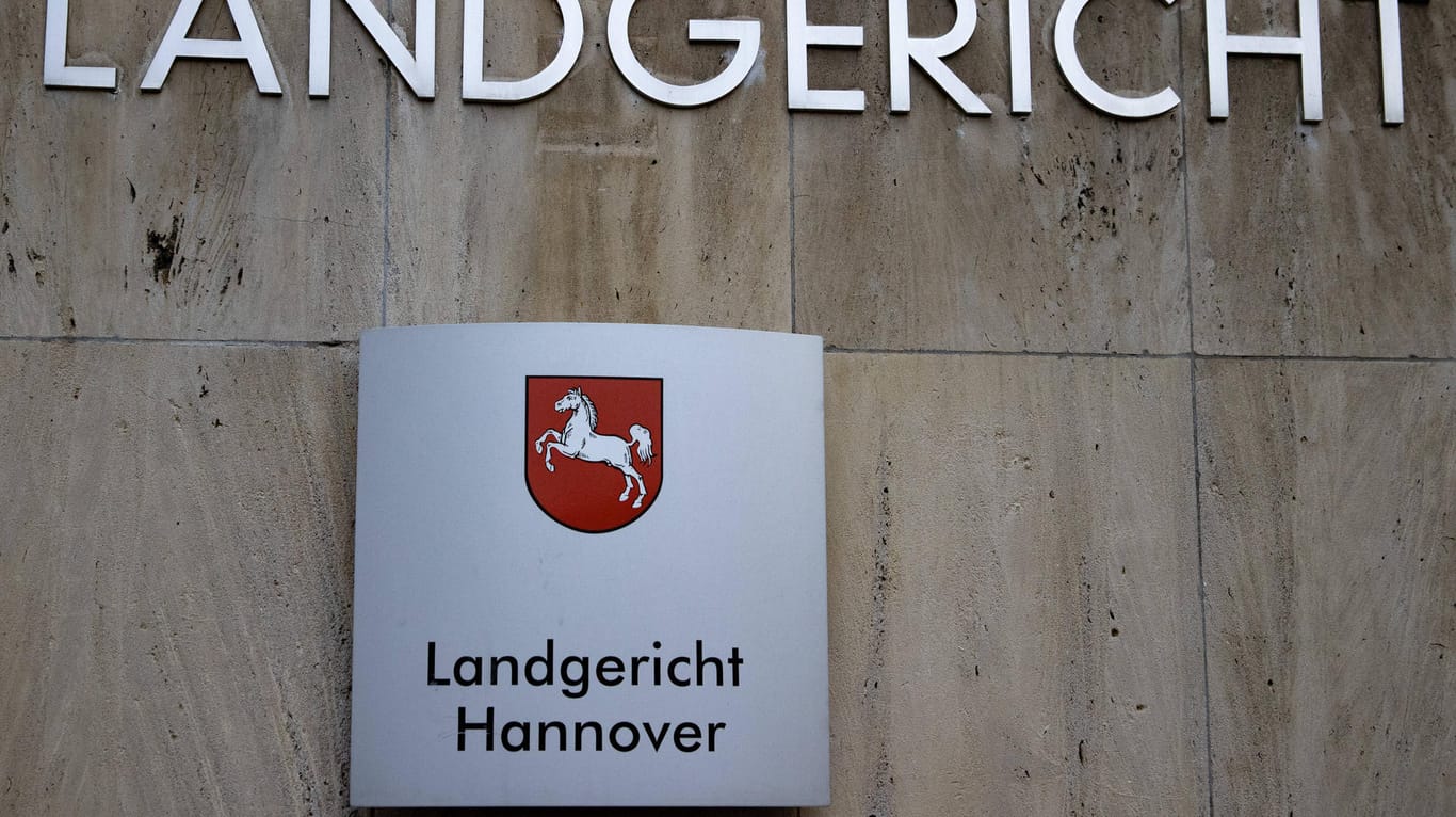 Ein Hinweisschild auf das Landgericht Hannover (Symbolbild): Zwei Männer müssen sich wegen dem Mord an einer Sexarbeiterin vor Gericht verantworten.
