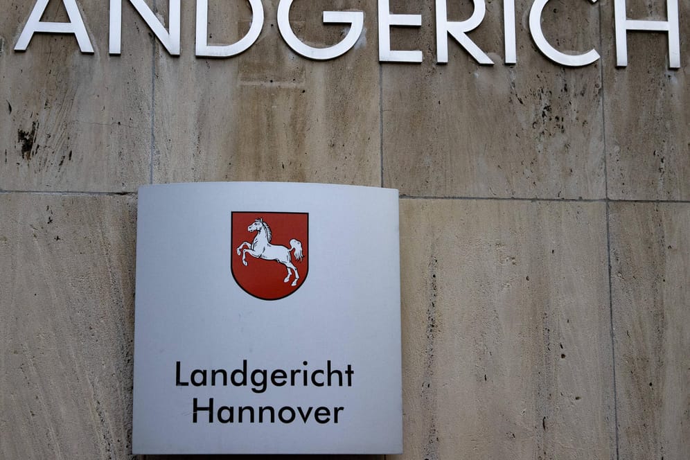Ein Hinweisschild auf das Landgericht Hannover (Symbolbild): Zwei Männer müssen sich wegen dem Mord an einer Sexarbeiterin vor Gericht verantworten.