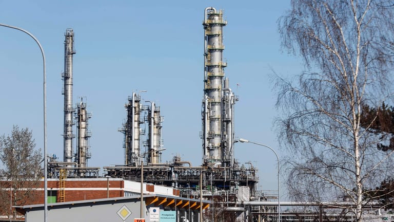 Eine Ölraffinerie in Schwedt, Brandenburg: Auch die Preise für Benzin sind zuletzt stark angestiegen.