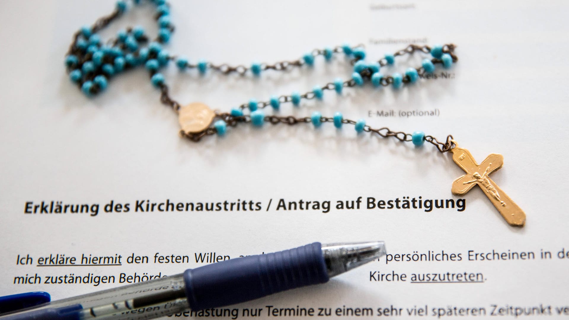 Ein Formular zur "Erklärung des Kirchenaustritts" und eine Kette mit einem Kreuz (Symbolbild): In Bayern nimmt die Zahl der Kirchenaustritte weiter zu. Ein Formular zur "Erklärung des Kirchenaustritts" und eine Kette mit einem Kreuz (Symbolbild): In Bayern nimmt die Zahl der Kirchenaustritte weiter zu.