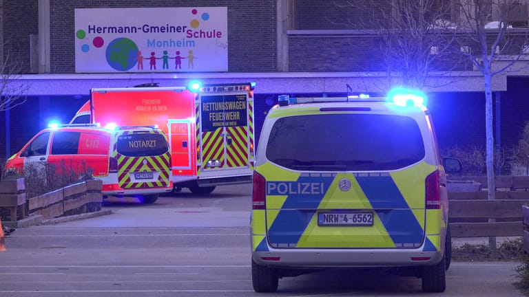 Einsatz an der Hermann-Gmeiner-Schule in Monheim: Das Kind hatte laut Feuerwehr offenbar großes Glück.