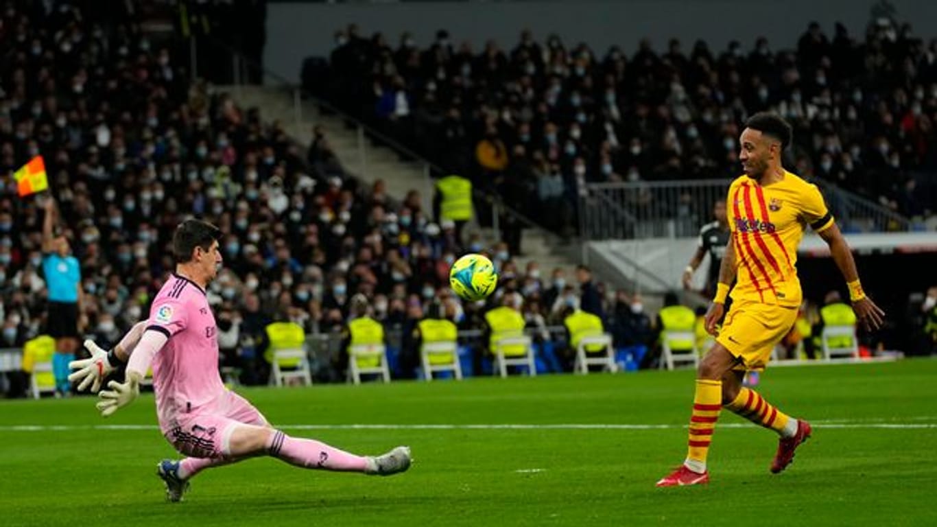 Barcelonas Pierre-Emerick Aubameyang (r) erzielt das Tor zum 4:0 gegen Madrid vorbei an Real-Torhüter Thibaut Courtois.