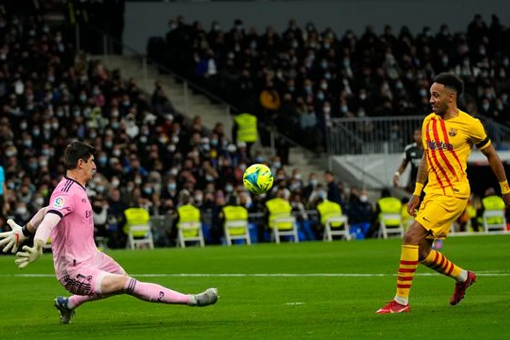 Barcelonas Pierre-Emerick Aubameyang (r) erzielt das Tor zum 4:0 gegen Madrid vorbei an Real-Torhüter Thibaut Courtois.
