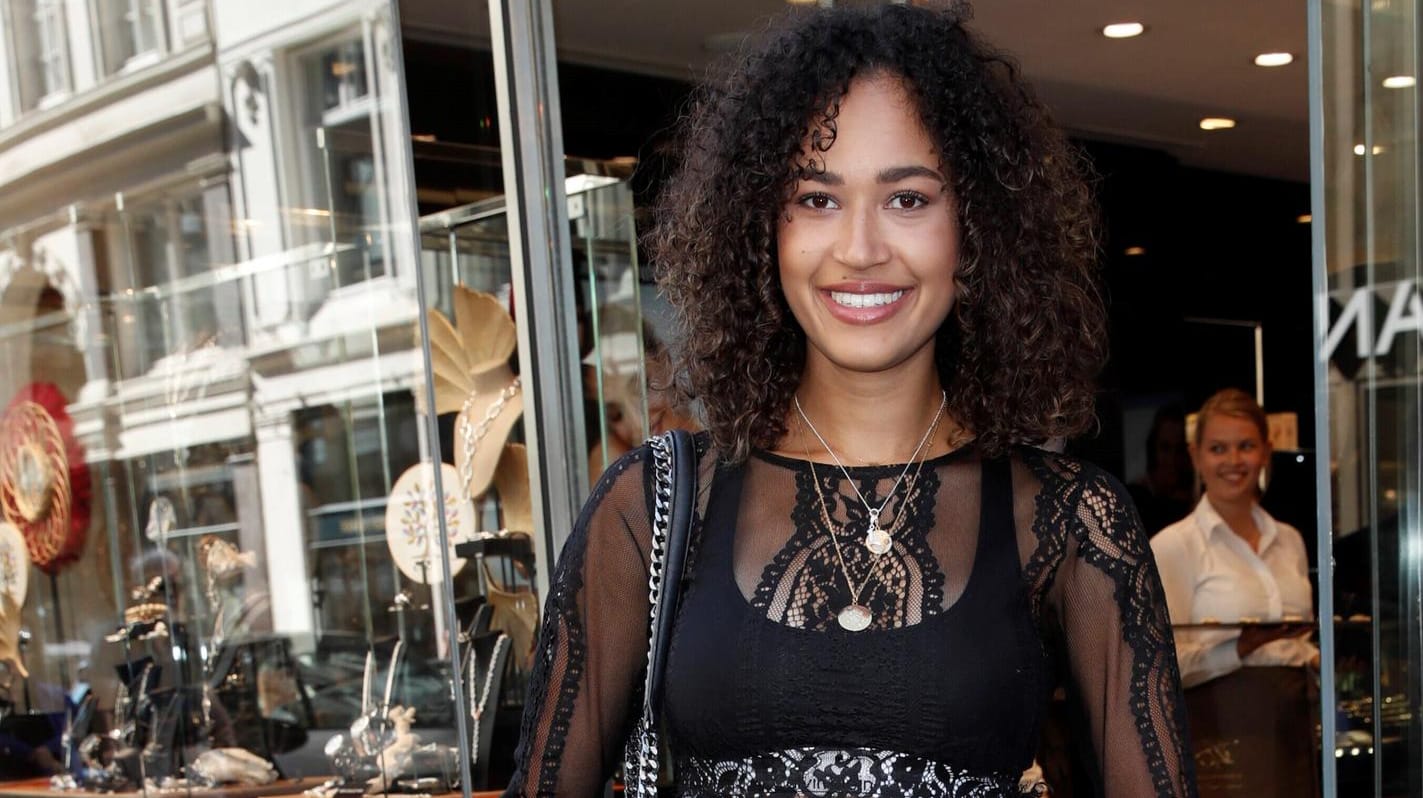 Lovelyn Enebechi: Die GNTM-Siegerin ist erstmals Mutter geworden.