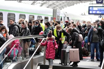 Ankunft am Berliner Hauptbahnhof: Bis Sonntag registrierte die Bundespolizei 218.301 Kriegsflüchtlinge aus der Ukraine in Deutschland.