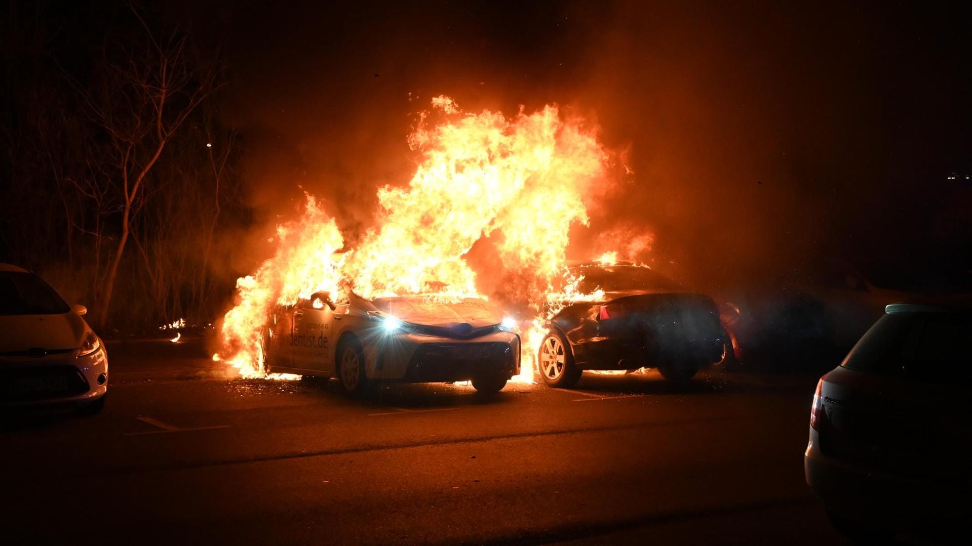 Zwei Fahrzeuge stehen in Lichtenberg in Flammen: Menschen wurden bei den Bränden nicht verletzt. Zwei Fahrzeuge stehen in Lichtenberg in Flammen: Menschen wurden bei den Bränden nicht verletzt.