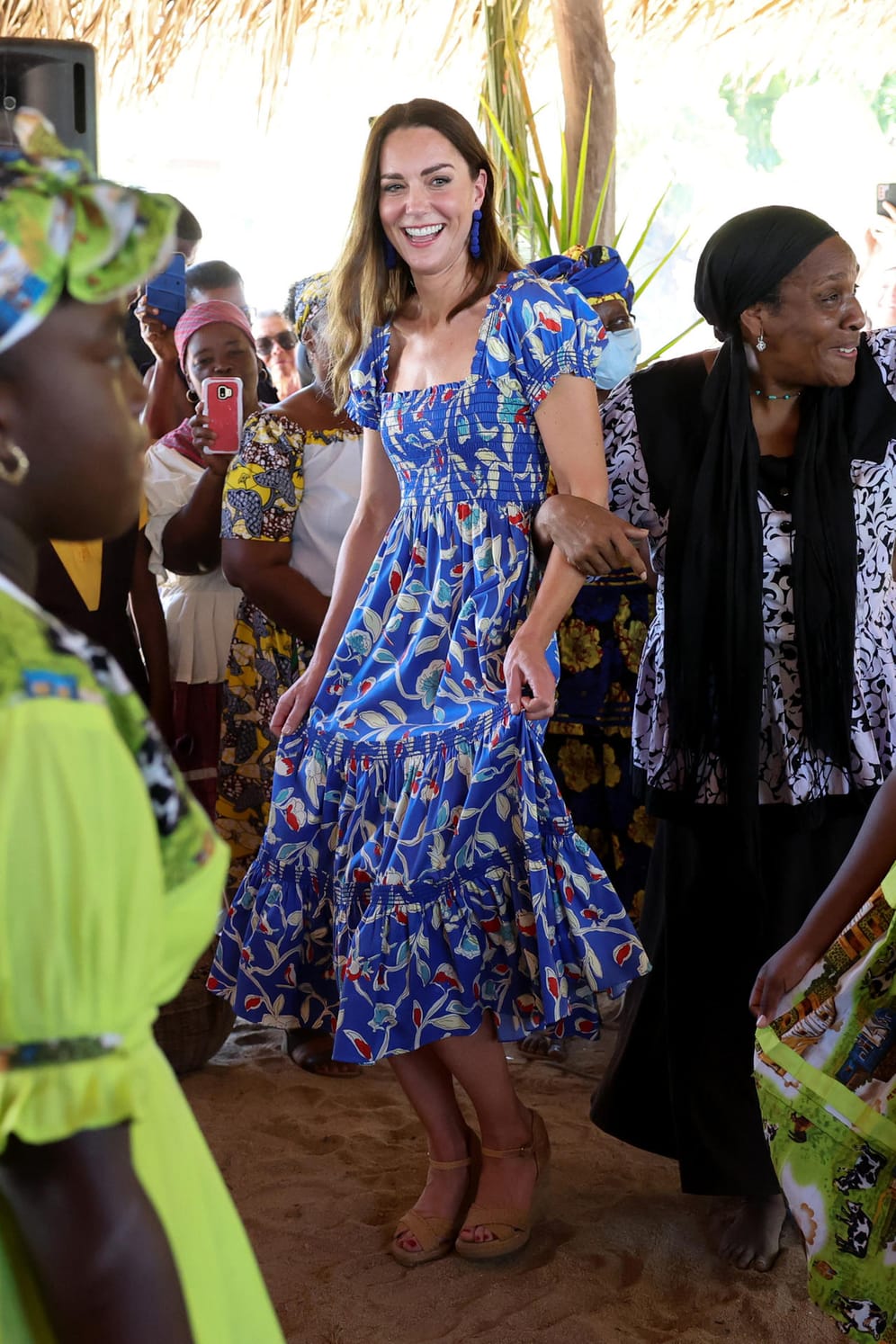 Tag zwei: Herzogin Kate schwingt mit einer Frauengruppe das Tanzbein.