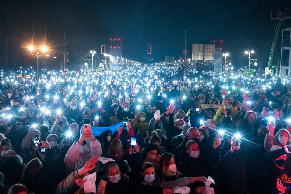 Zahlreiche Zuschauer leuchten mit ihren Handy-Taschenlampen bei der Solidaritätskundgebung "Sound of Peace" am Brandenburger Tor: Zahlreiche bekannte Künstler demonstrierten ihre Unterstützung für die Ukraine.