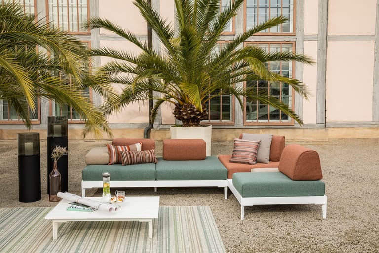 Garteneinrichtung: Ein farbenfroher Hingucker und zudem noch extrem bequem ist das Sofa von W. Schillig Polstermöbelwerke.