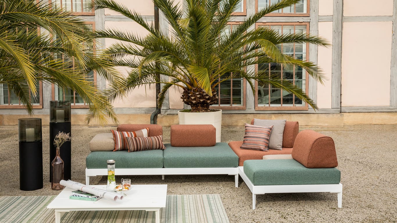 Garteneinrichtung: Ein farbenfroher Hingucker und zudem noch extrem bequem ist das Sofa von W. Schillig Polstermöbelwerke.