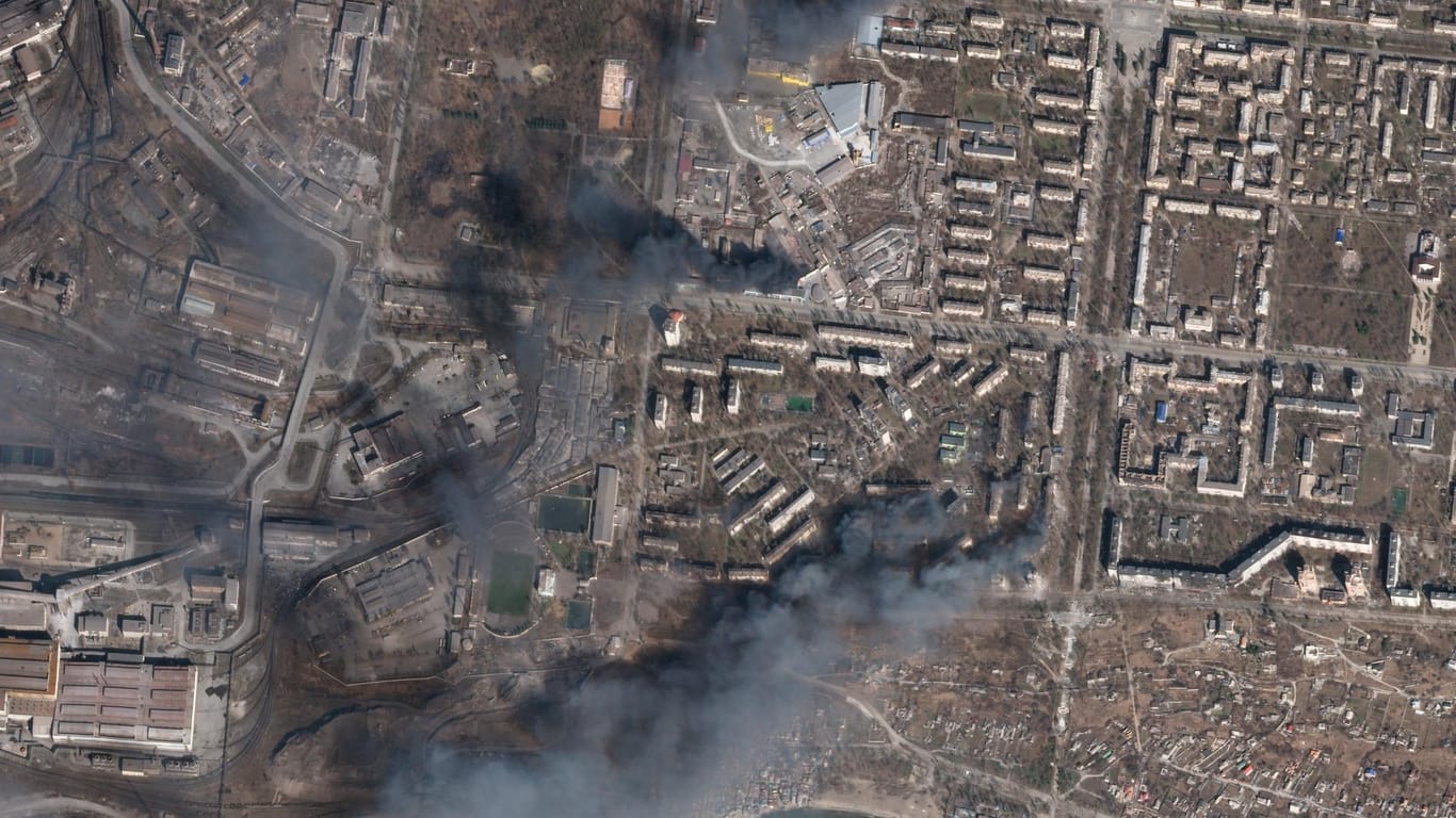 Mariupol: Auf diesem Satellitenfoto brennen mehrere zivile Gebäude inmitten russischer Angriffe auf den Bezirk Livoberezhnyi.
