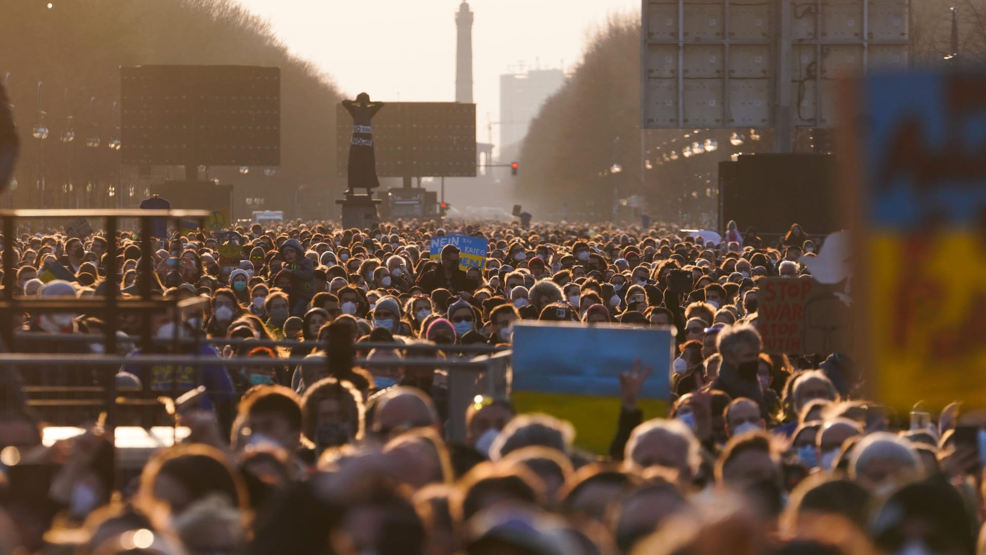 Tausende Zuschauer haben sich bei der Solidaritätskundgebung "Sound of Peace" am Brandenburger Tor versammelt: Rund 15.000 Menschen konnten für die Protestaktion in Berlin mobilisiert werden.