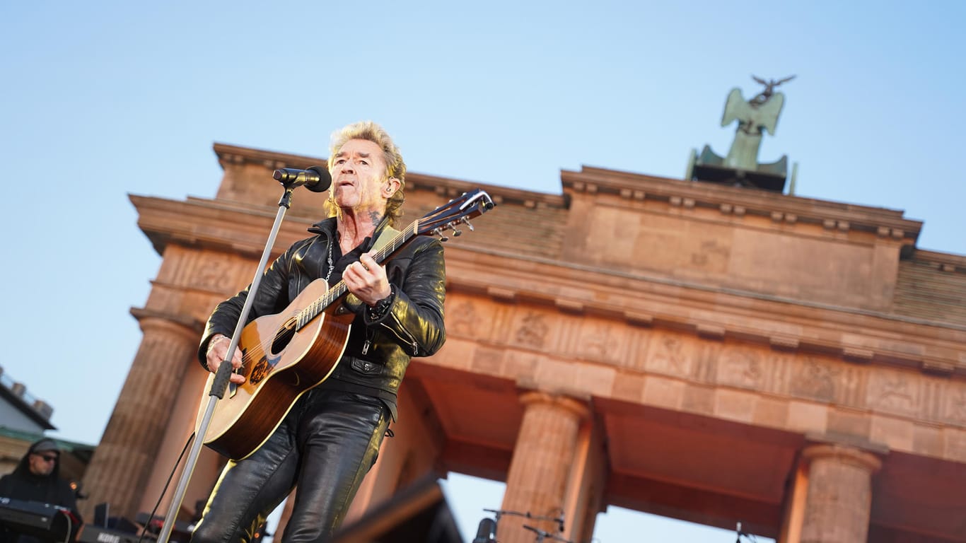 Der Sänger Peter Maffay steht bei der Solidaritätskundgebung "Sound of Peace" am Brandenburger Tor auf der Bühne: Er war einer von Dutzenden Künstlern, die ihre Solidarität mit der Ukraine zeigten.