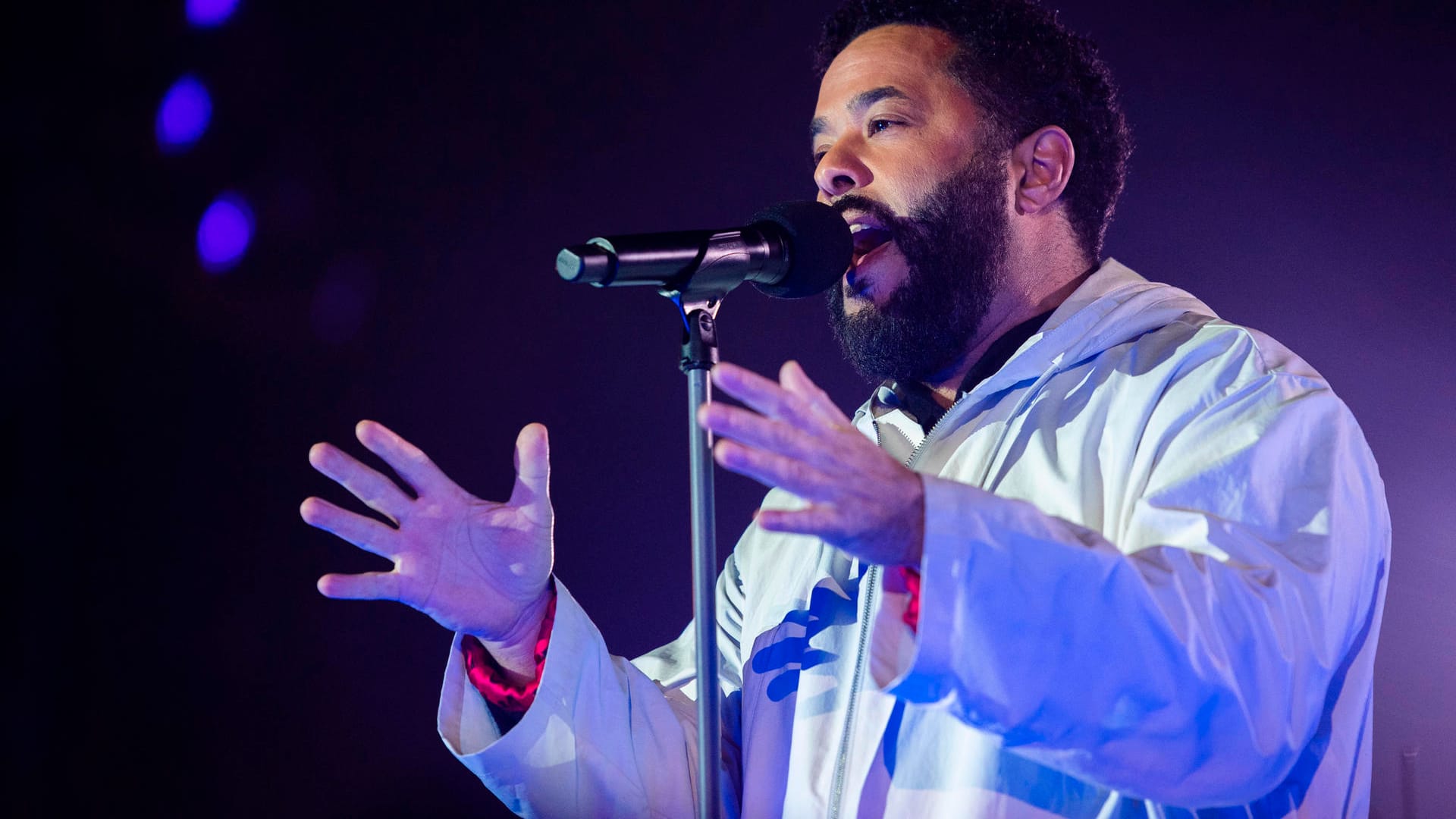 Adel Tawil singt bei der Solidaritätskundgebung "Sound of Peace": Tausende Menschen zog die Veranstaltung zum Brandenburger Tor.