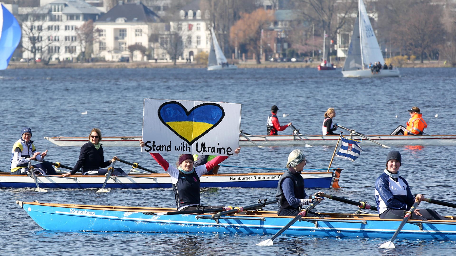 Ruderinnen und Ruderer sind in Booten bei einer Friedensdemonstration gegen den Krieg in der Ukraine auf der Außenalster unterwegs: Nach Angaben des Veranstalters nahmen insgesamt 39 Boote mit rund 220 Teilnehmern an der Protestveranstaltung teil.