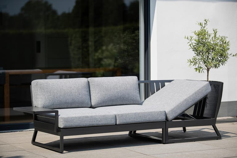 Flexible Möbel: Sofa und Sonnenliege zugleich ist dieses Modell der Serie Ocean Skid von Kettler. Die Lehne lässt sich so abwinkeln, dass sie zum bequemen Kopfteil wird.