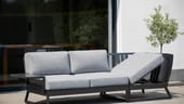 Flexible Möbel: Sofa und Sonnenliege zugleich ist dieses Modell der Serie Ocean Skid von Kettler. Die Lehne lässt sich so abwinkeln, dass sie zum bequemen Kopfteil wird.