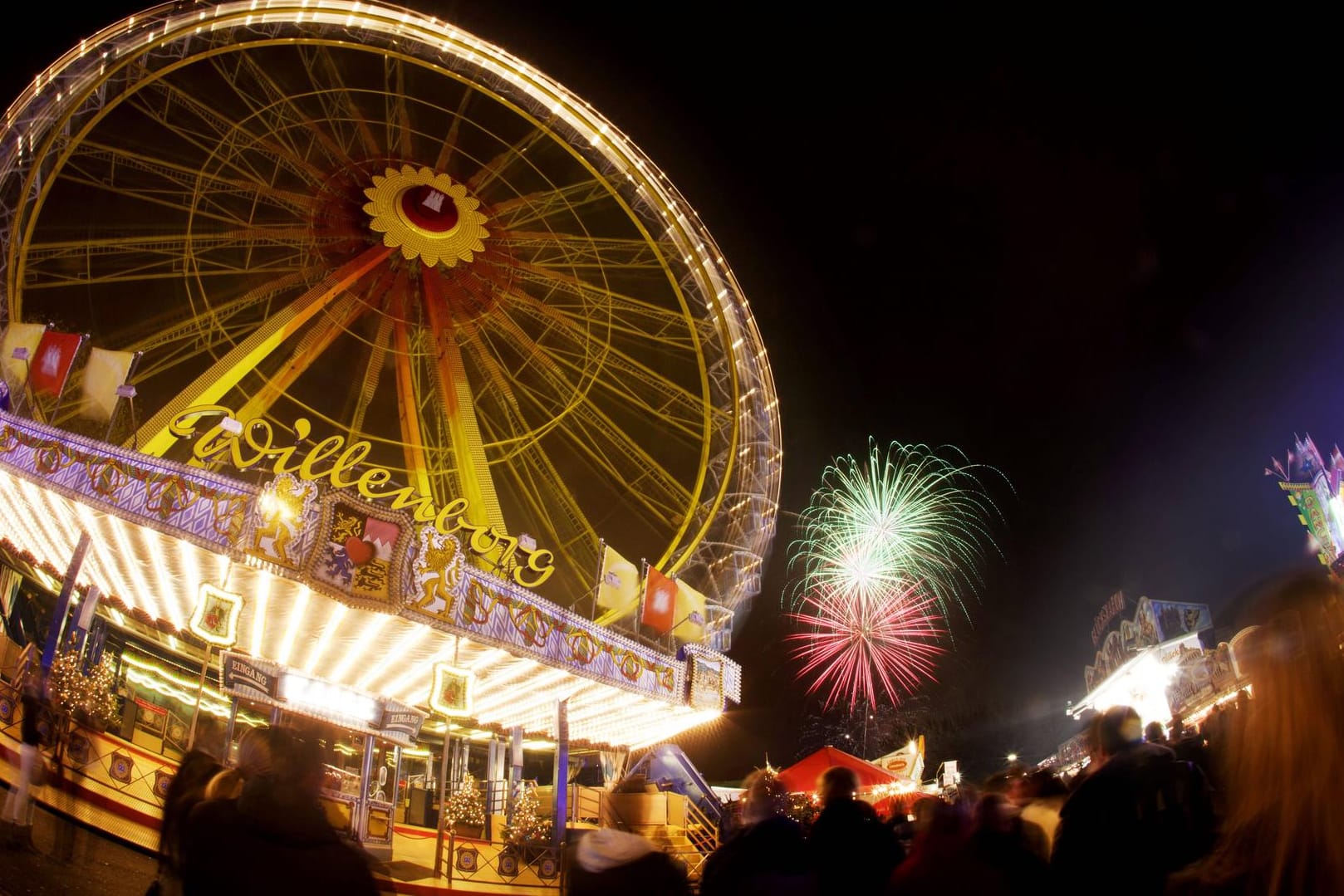 Ein Riesenrad und eine Bude auf dem Hamburger Dom (Archivbild): In diesem Jahr sollte der Dom so normal wie möglich stattfinden.