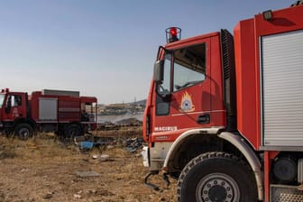 Einsatzfahrzeuge der griechischen Feuerwehr (Symbolbild): Augenzeugen in griechischen Medien zufolge wurde die Produktionsstätte bei der Explosion vollständig zerstört.