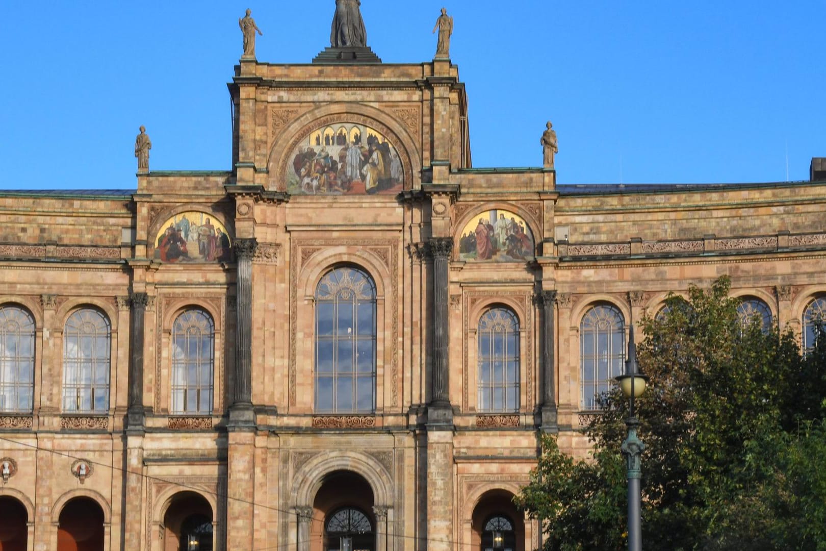 Das Maximilianeum in München, Sitz des bayerischen Landtags (Archivbild): Der bayerische Landtag soll für fünf Millionen ein neues Glasdach bekommen.