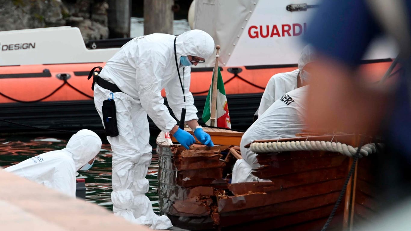 Ermittler arbeiten nach tödlicher Bootsfahrt auf dem Gardasee (Archivbild): Die beiden Münchner, die für den Unfall verantwortlich waren, müssen nun ins Gefängnis.