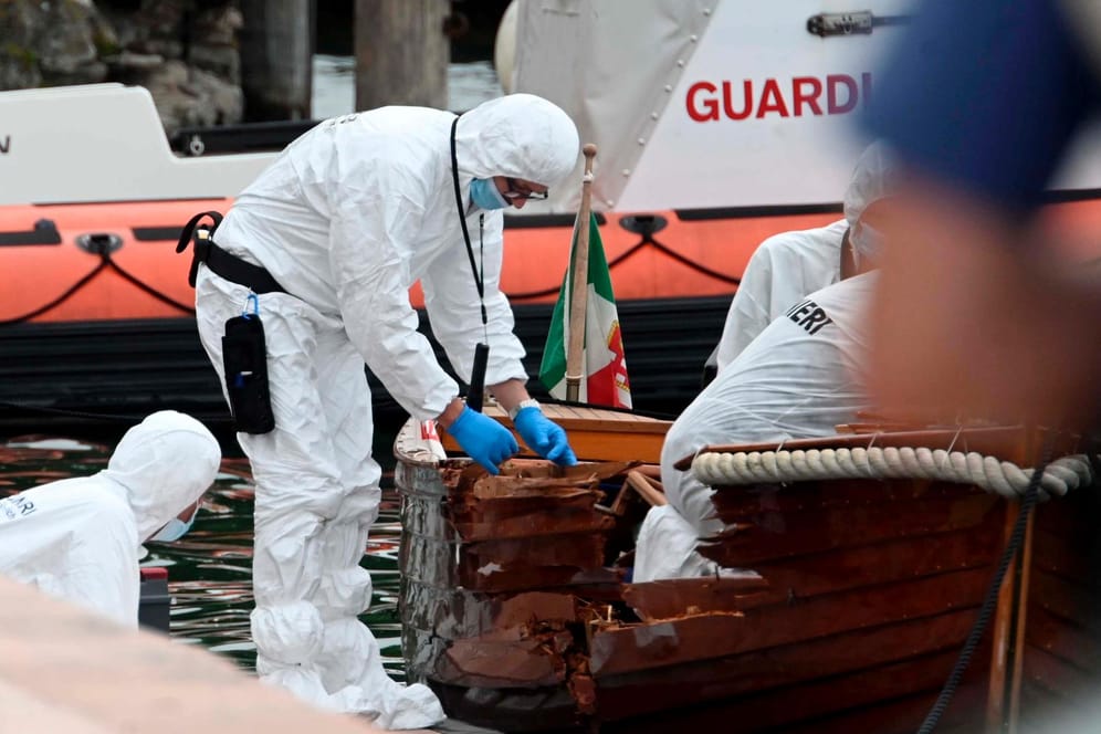 Ermittler arbeiten nach tödlicher Bootsfahrt auf dem Gardasee (Archivbild): Die beiden Münchner, die für den Unfall verantwortlich waren, müssen nun ins Gefängnis.