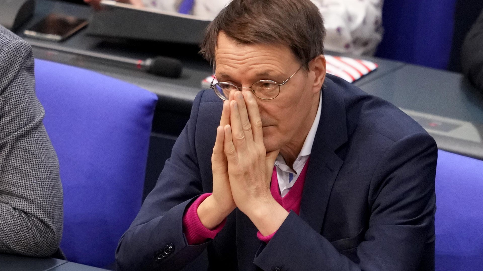 Karl Lauterbach im Bundestag: Er hat immer größere Probleme, die Corona-Politik zu verteidigen, für die er als Gesundheitsminister verantwortlich ist.