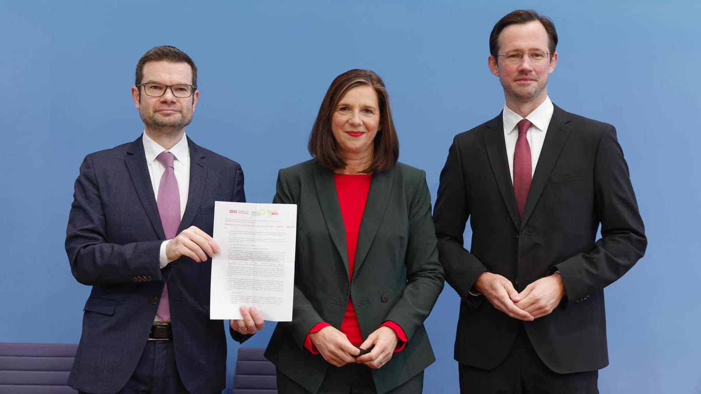 Marco Buschmann (FDP), Katrin Göring-Eckardt (Grüne) und Dirk Wiese (SPD): Die Ampel – noch gar nicht offiziell im Amt – präsentiert Ende Oktober 2021 ihr überarbeitetes Infektionsschutzgesetz, das allerdings schon bald überholt sein wird.