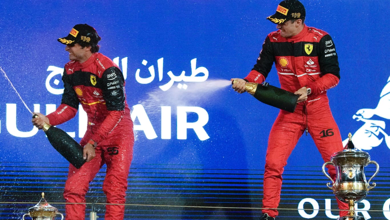 Ferrari-Siegesfeier: Charles Leclerc (r.) und Carlos Sainz Jr. freuten sich nach dem Doppelsieg zum F1-Saisonauftakt in Bahrain ausgelassen auf dem Podium.