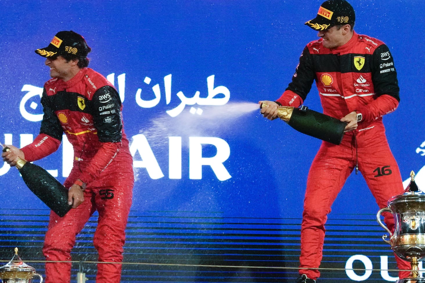 Ferrari-Siegesfeier: Charles Leclerc (r.) und Carlos Sainz Jr. freuten sich nach dem Doppelsieg zum F1-Saisonauftakt in Bahrain ausgelassen auf dem Podium.