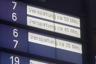 Anzeigetafel mit Zugverspätungen und Ausfällen der Deutschen Bahn. (Symbolbild): Im letzten Jahr kam es zu vermehrten Verspätungen im Bremer Nahverkehr.