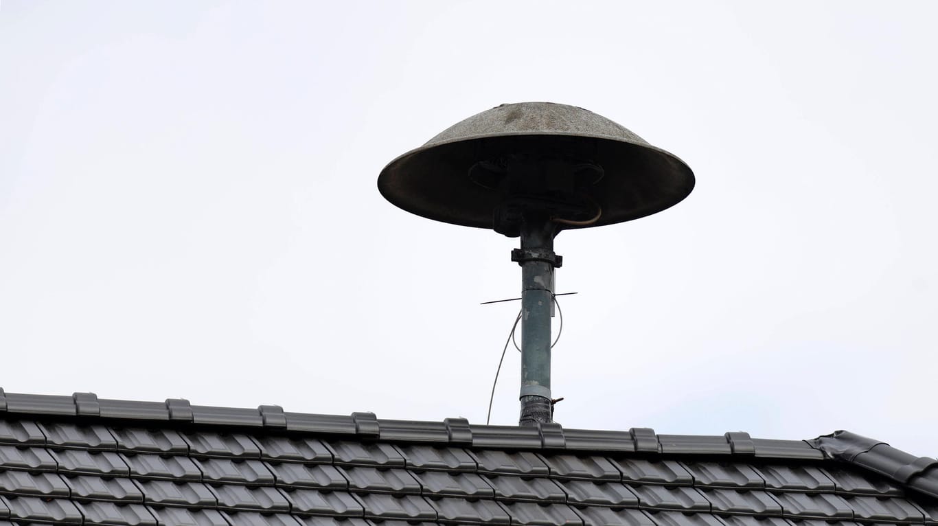 Eine Warnsirene auf einem Dach (Symbolbild): Mehrere Millionen Euro werden in die neuen Geräte investiert.