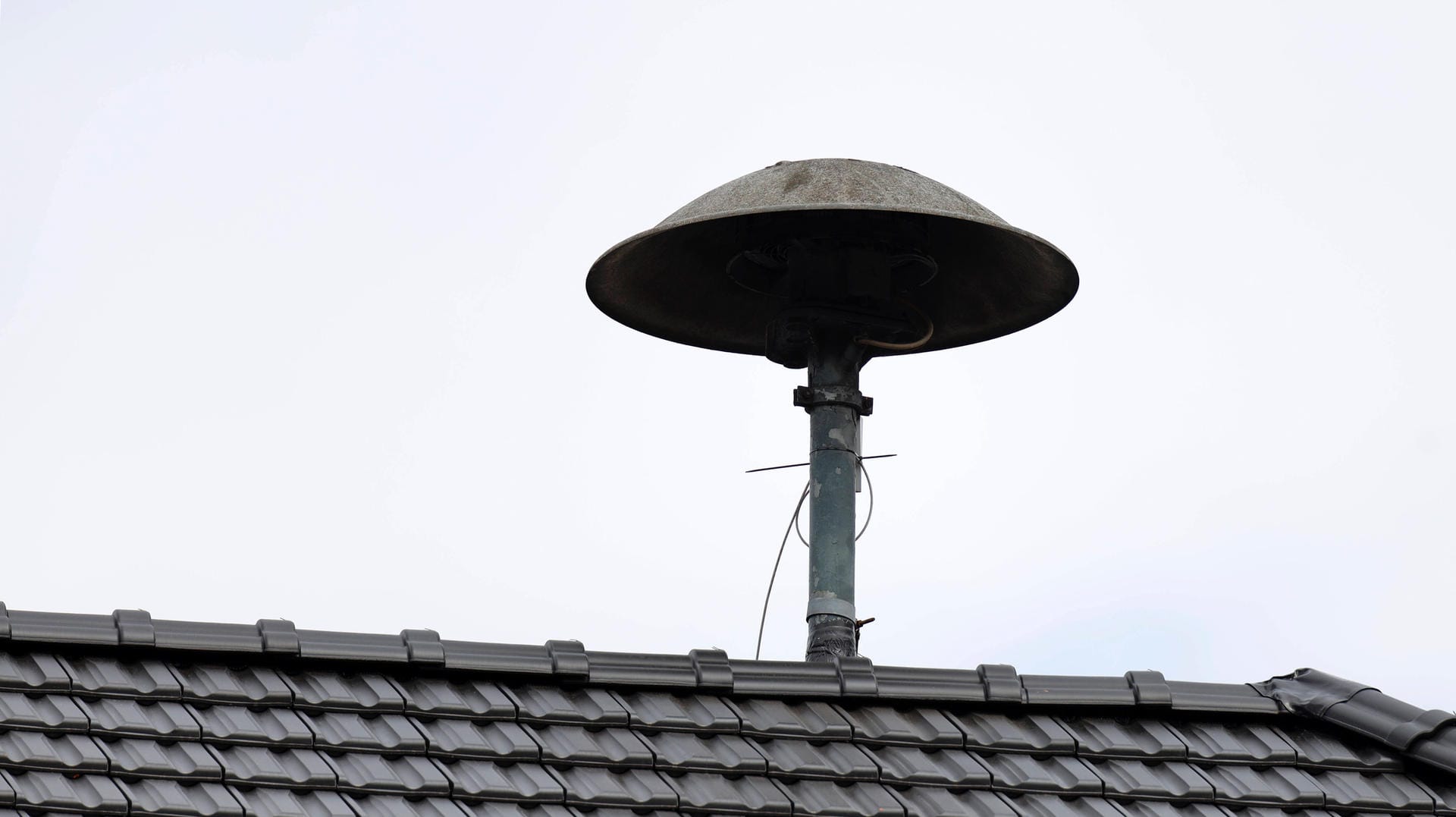 Eine Warnsirene auf einem Dach (Symbolbild): Mehrere Millionen Euro werden in die neuen Geräte investiert. Eine Warnsirene auf einem Dach (Symbolbild): Mehrere Millionen Euro werden in die neuen Geräte investiert.