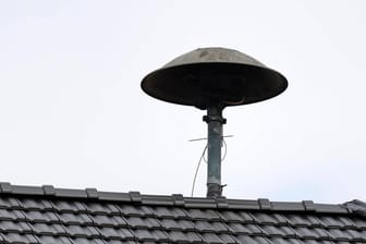 Eine Warnsirene auf einem Dach (Symbolbild): Mehrere Millionen Euro werden in die neuen Geräte investiert.