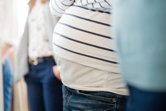 Schwangere Mitarbeiterin (Symbolbild): Das Mutterschutzgesetz schreibt vor, wie Chefs die Gesundheit von schwangeren Mitarbeiterinnen schützen müssen.