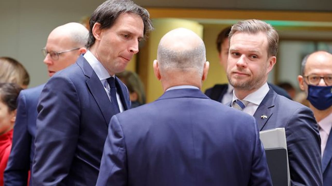 Gabrielius Landsbergis mit seinem niederländischen Amtskollegen, Wopke Hoekstra, bei den Beratungen in Brüssel.