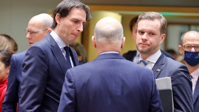 Gabrielius Landsbergis mit seinem niederländischen Amtskollegen, Wopke Hoekstra, bei den Beratungen in Brüssel.