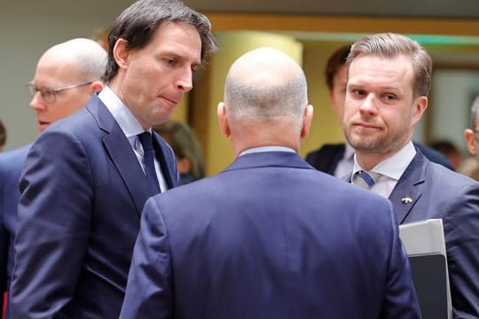 Gabrielius Landsbergis mit seinem niederländischen Amtskollegen, Wopke Hoekstra, bei den Beratungen in Brüssel.