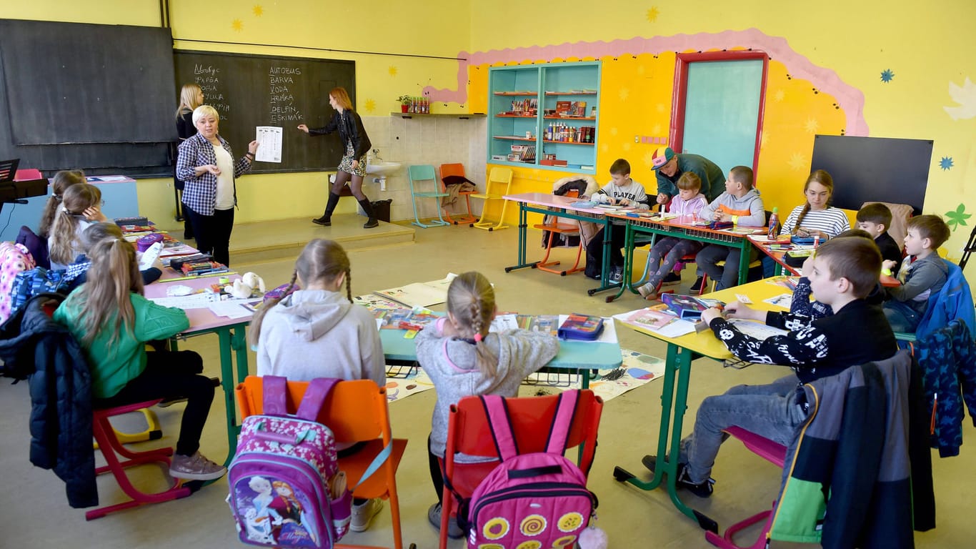Geflüchtete Kinder aus der Ukraine in der Schule (Archivbild): Der niedersächsische Schulleitungsverband fordert unbürokratische Hilfe für die Betreuung der Kinder aus der Ukraine.