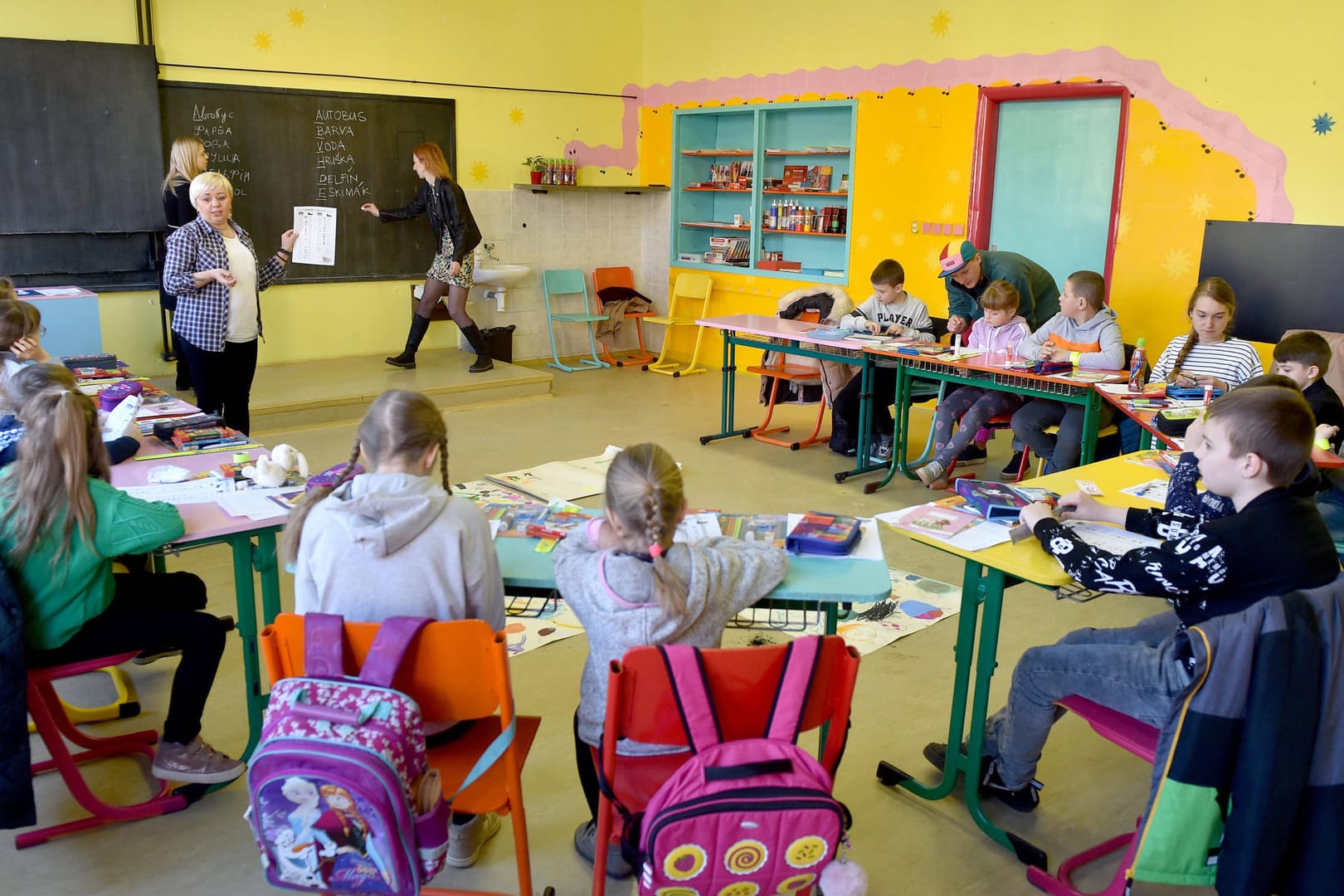 Geflüchtete Kinder aus der Ukraine in der Schule (Archivbild): Der niedersächsische Schulleitungsverband fordert unbürokratische Hilfe für die Betreuung der Kinder aus der Ukraine.