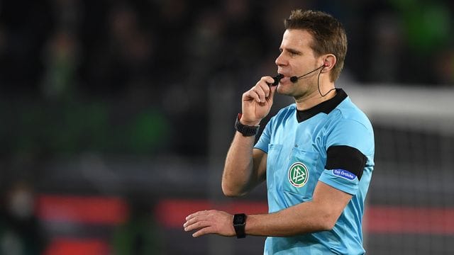 Verteilte in Wolfsburg einige Karten: Schiedsrichter Felix Brych.