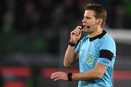 Verteilte in Wolfsburg einige Karten: Schiedsrichter Felix Brych.