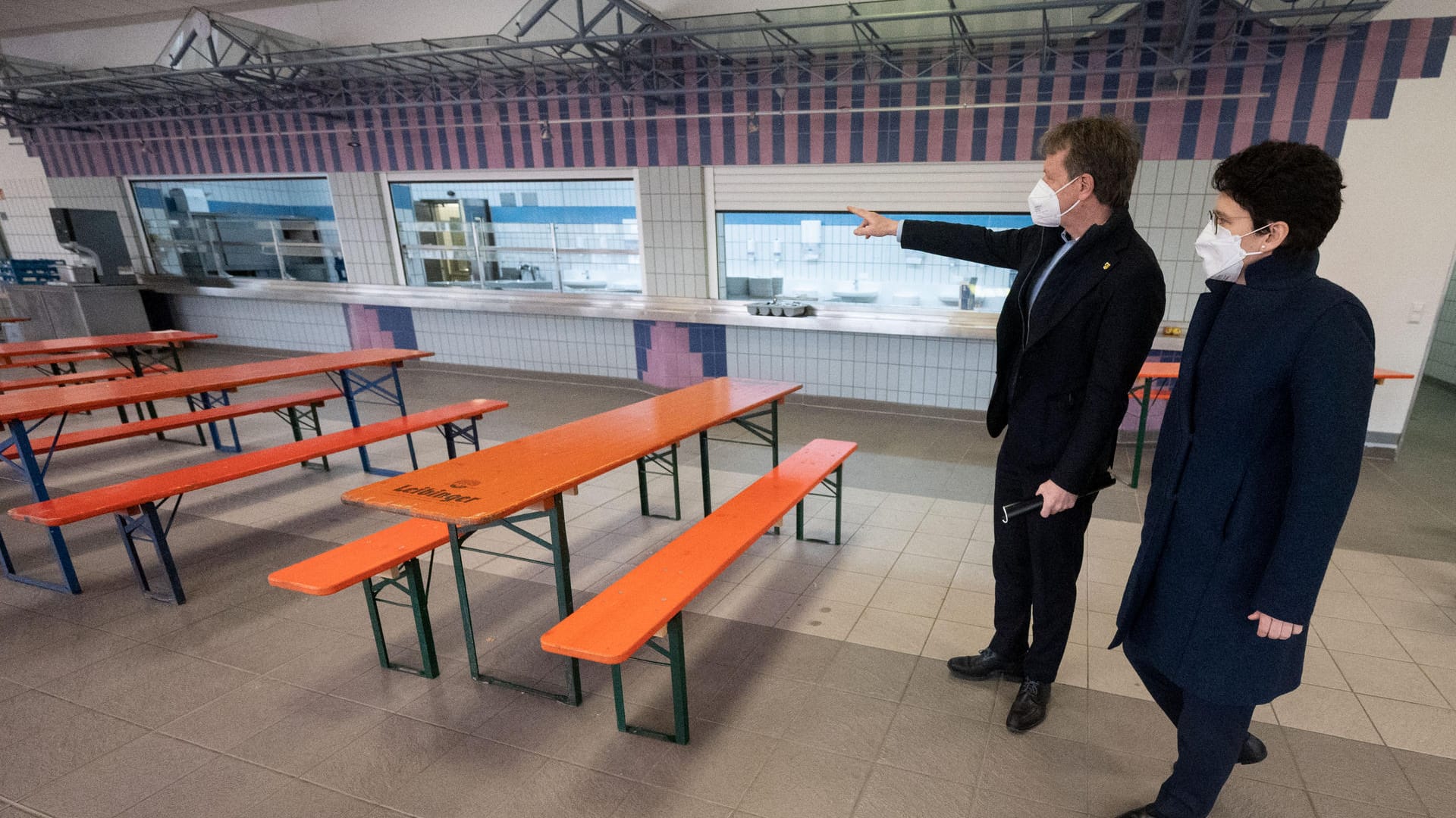 Marion Gentges (CDU, r), Justizministerin von Baden-Württemberg besucht ein Ankunftszentrum (Archivbild): Auch die Messehallen in Karlsruhe und Stuttgart sollen temporäre Unterkünfte werden. Marion Gentges (CDU, r), Justizministerin von Baden-Württemberg besucht ein Ankunftszentrum (Archivbild): Auch die Messehallen in Karlsruhe und Stuttgart sollen temporäre Unterkünfte werden.