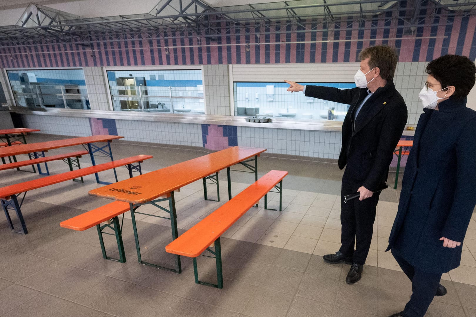 Marion Gentges (CDU, r), Justizministerin von Baden-Württemberg besucht ein Ankunftszentrum (Archivbild): Auch die Messehallen in Karlsruhe und Stuttgart sollen temporäre Unterkünfte werden.