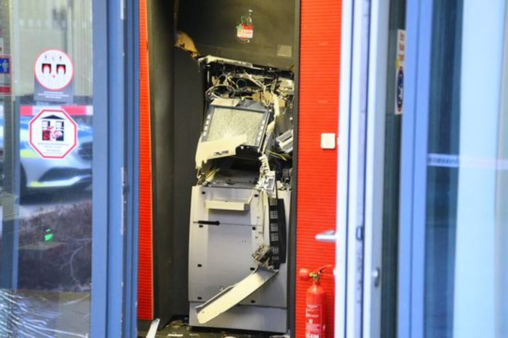 Ein gesprengter Geldautomat in einem Bankgebäude in Heidelberg.