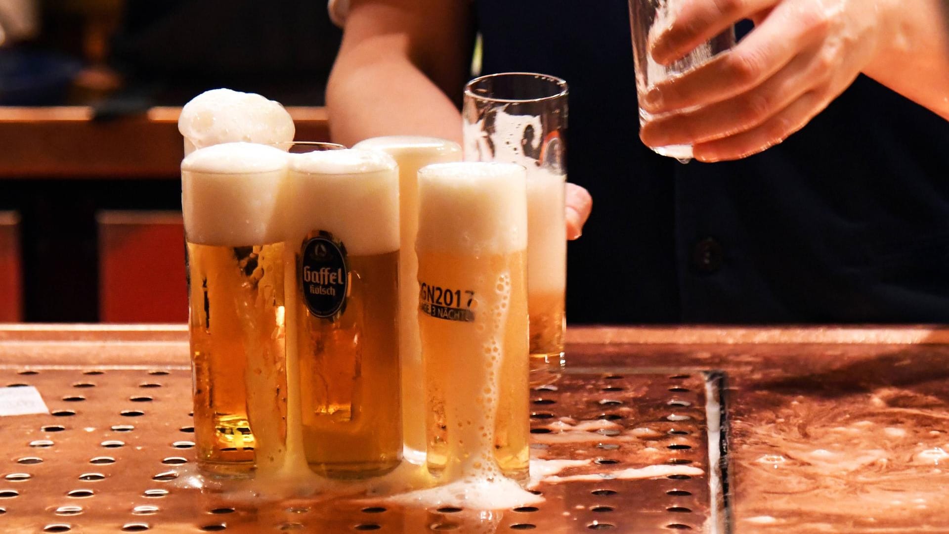 Zapftisch in einem Kölner Brauhaus (Symbolfoto): Die Preise für Kölsch im Glas ziehen ein wenig an. Damit hat aber der Krieg in der Ukraine zumindest in erster Linie nichts zu tun.