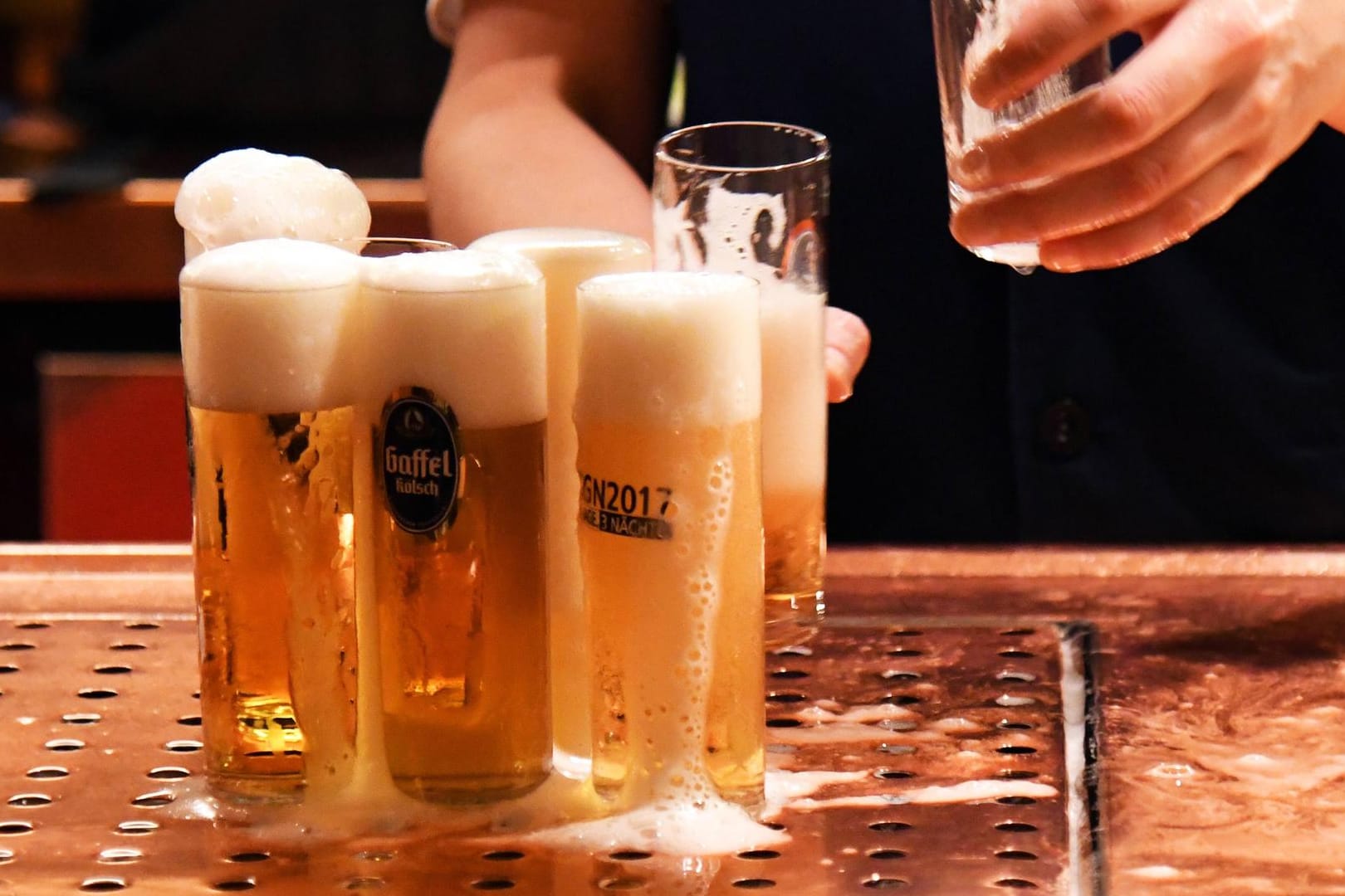 Zapftisch in einem Kölner Brauhaus (Symbolfoto): Die Preise für Kölsch im Glas ziehen ein wenig an. Damit hat aber der Krieg in der Ukraine zumindest in erster Linie nichts zu tun.