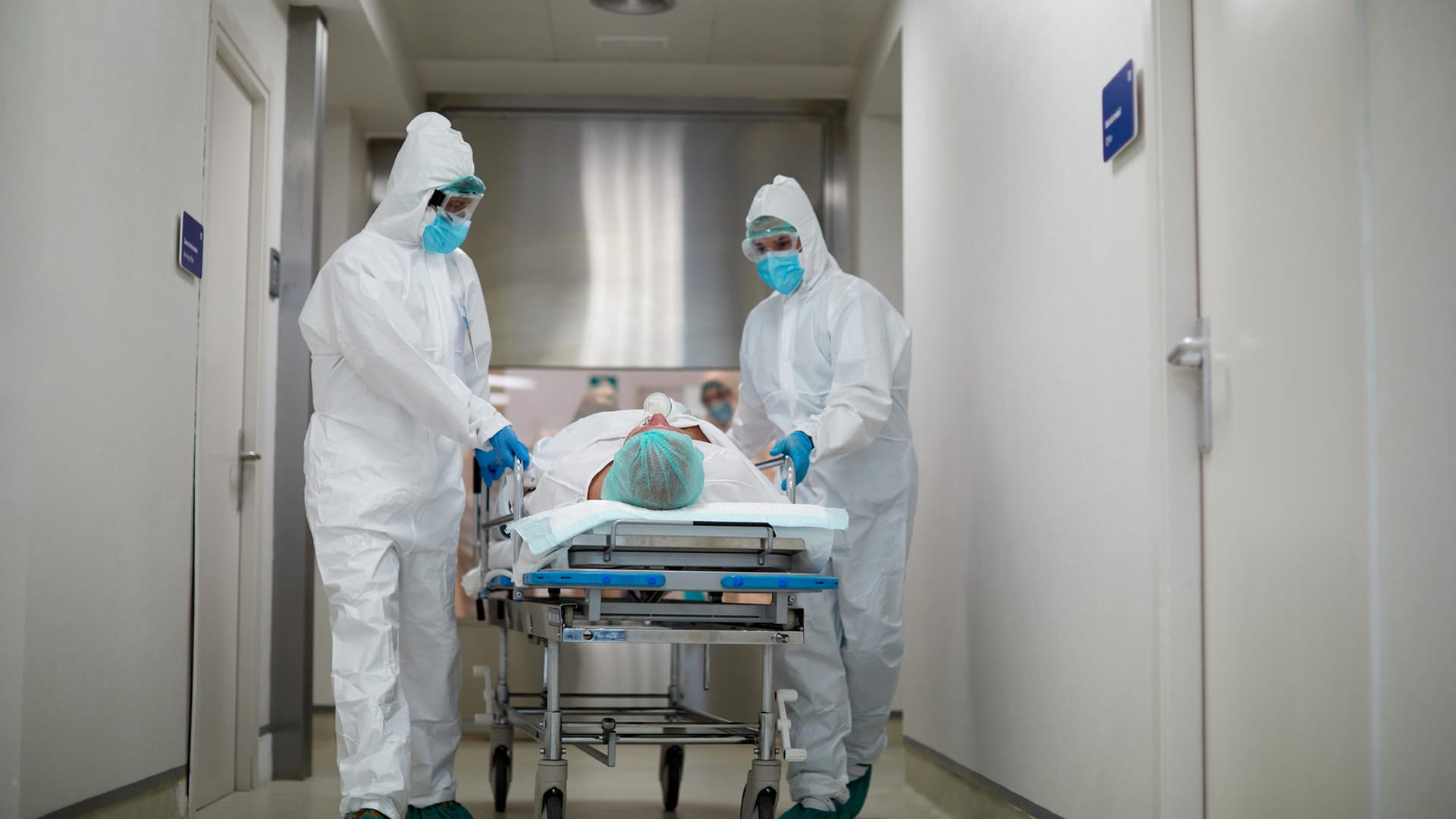 Corona-Patient im Krankenhaus (Symbolbild): Immer mehr Omikron-Patienten erleiden auch schwerere Verläufe.