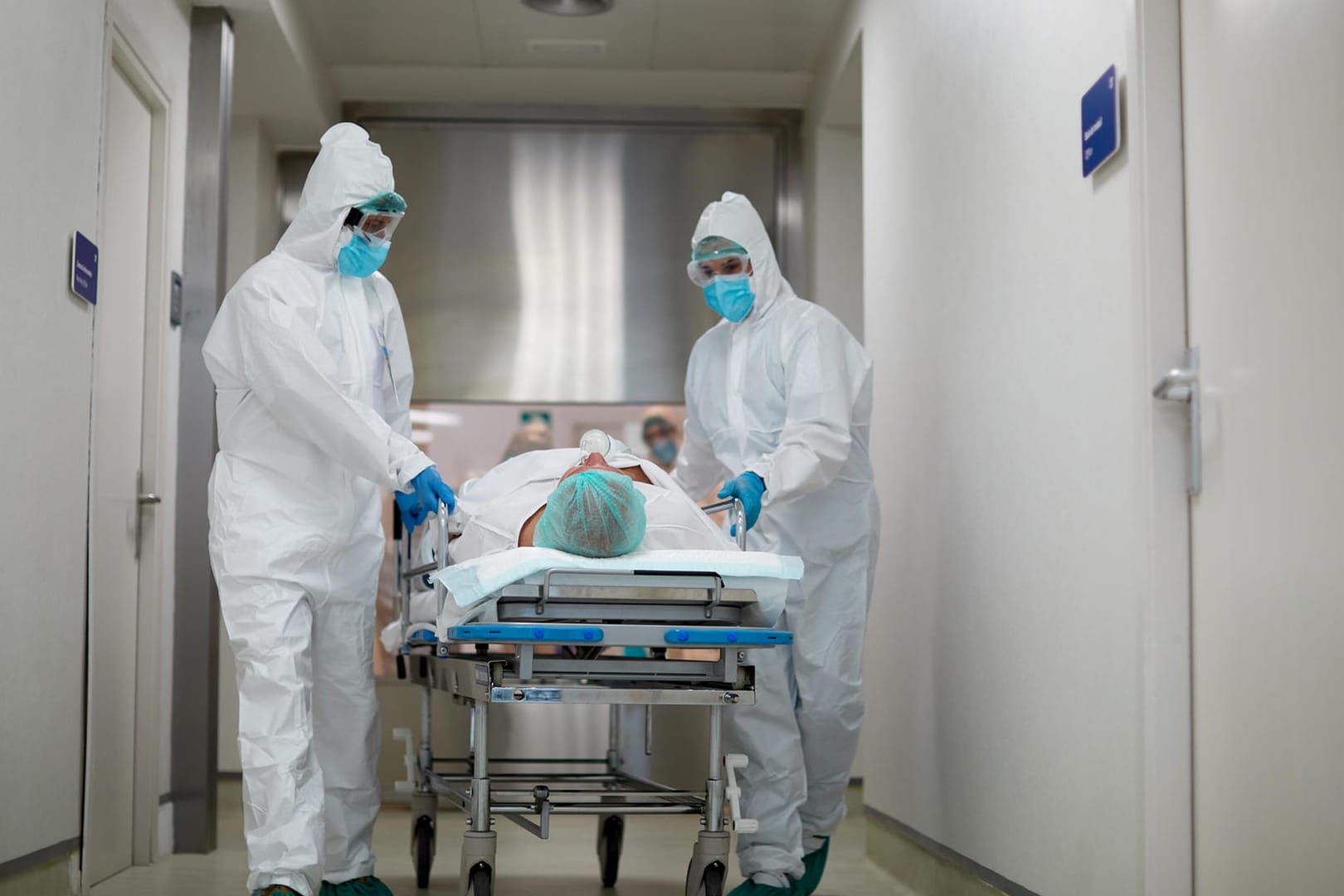 Corona-Patient im Krankenhaus (Symbolbild): Immer mehr Omikron-Patienten erleiden auch schwerere Verläufe.