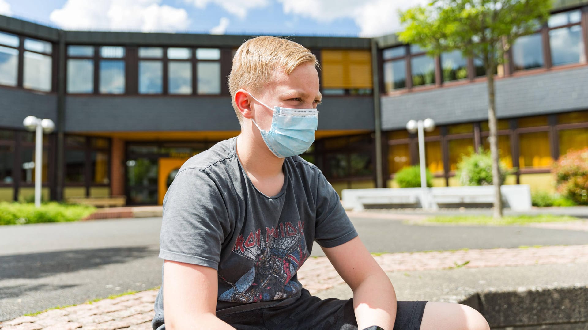 Junge mit einer OP-Maske auf dem Pausenhof einer Schule in Bad Brückenau (Archivbild): Seit Montag den 21.03.2022 fällt die Maskenpflicht für Grundschüler im Unterricht weg.